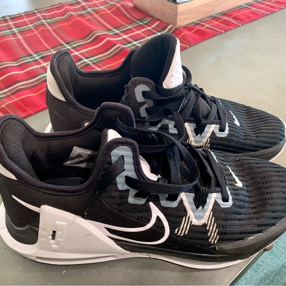 Nike Lebron James mens basketball shoes wear on top by laces Good condition
